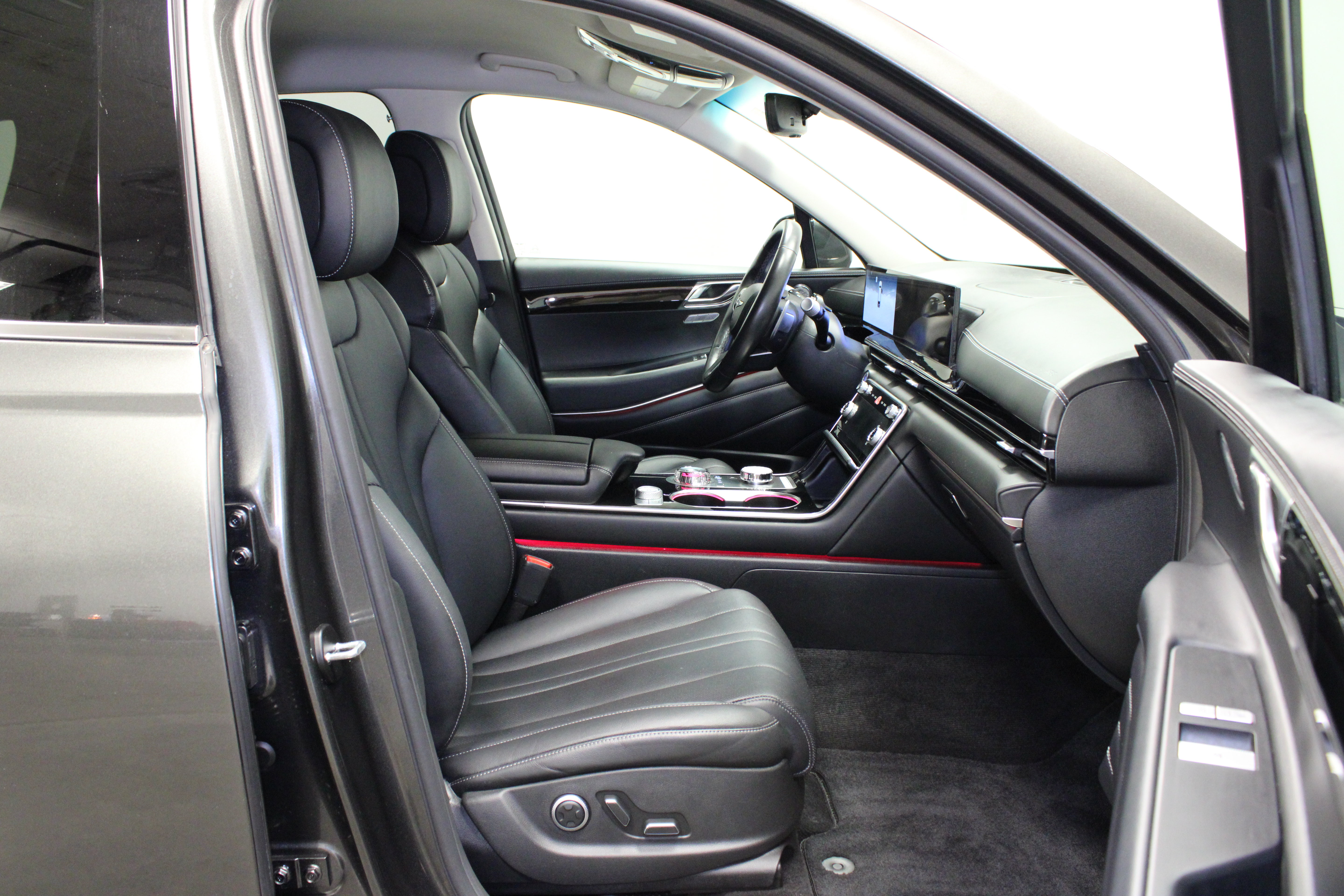 Used 2025 Genesis GV80 2.5T Standard AWD/4WD image 14