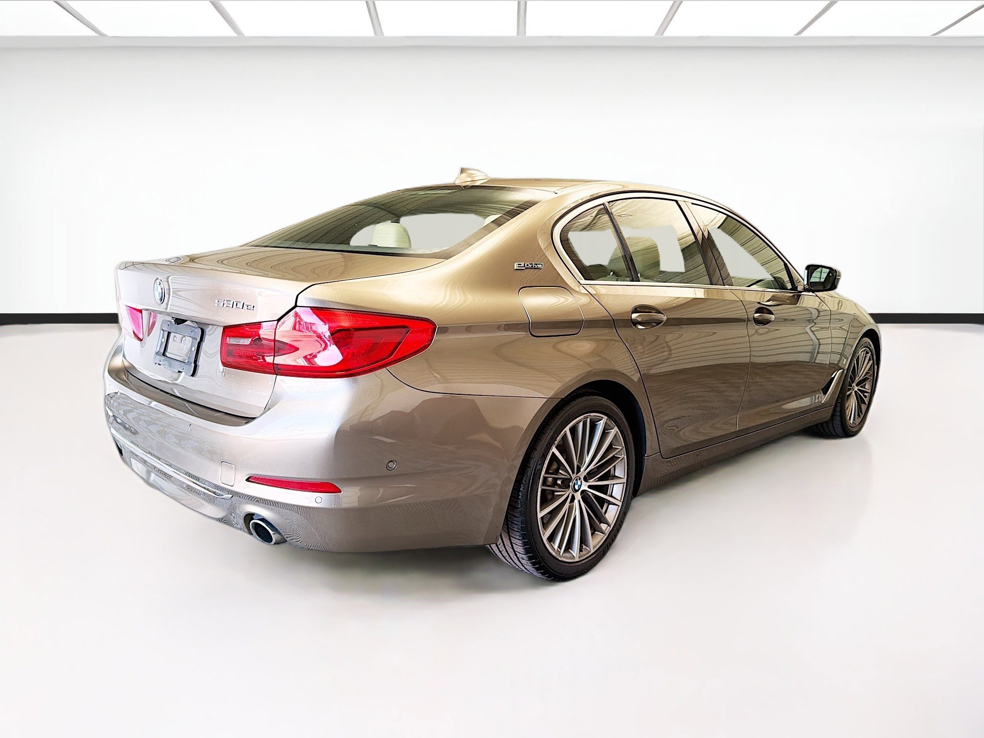 Used 2019 BMW 530e w/ Luxury Package RWD image 4