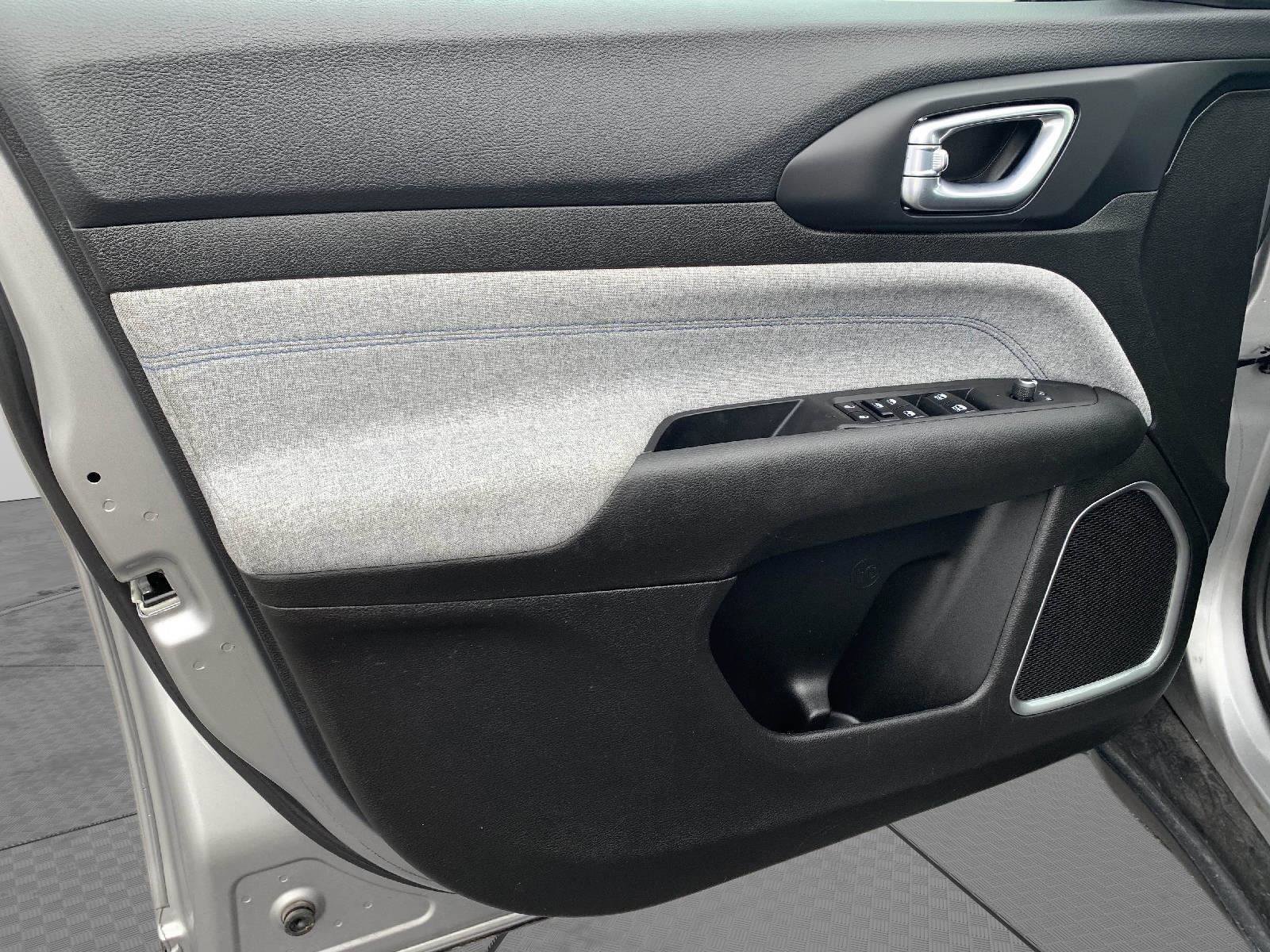 Used 2024 Jeep Compass Sport image 9