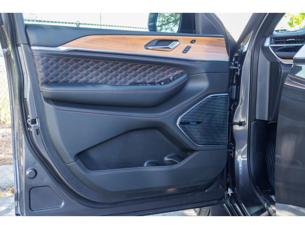 Used 2024 Jeep Grand Cherokee Summit AWD/4WD image 19