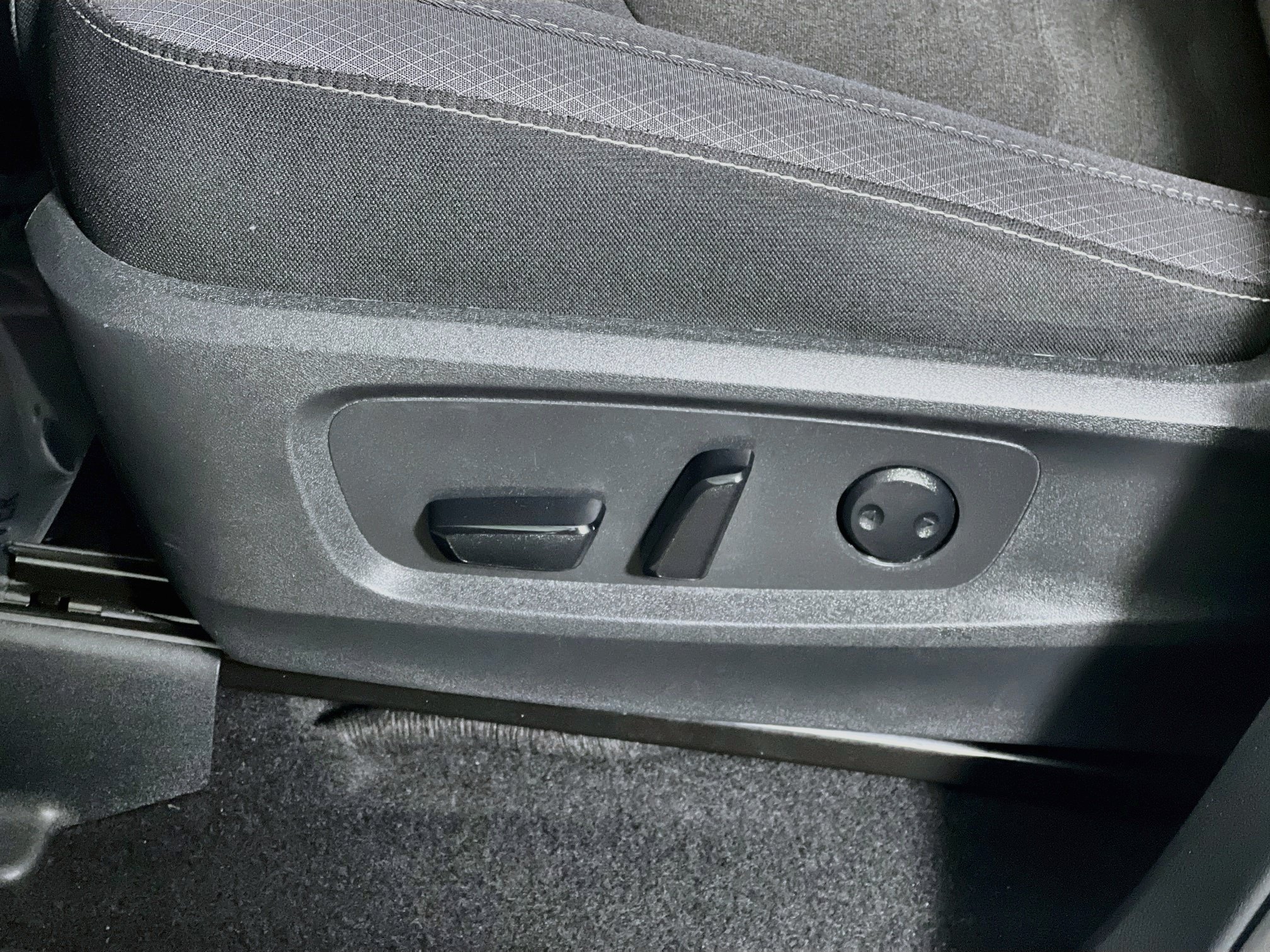 Used 2025 Nissan Pathfinder SV FWD image 16