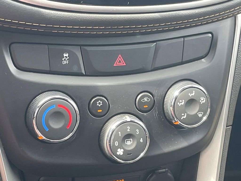 Used 2021 Chevrolet Trax LT w/ LT Convenience Package image 19