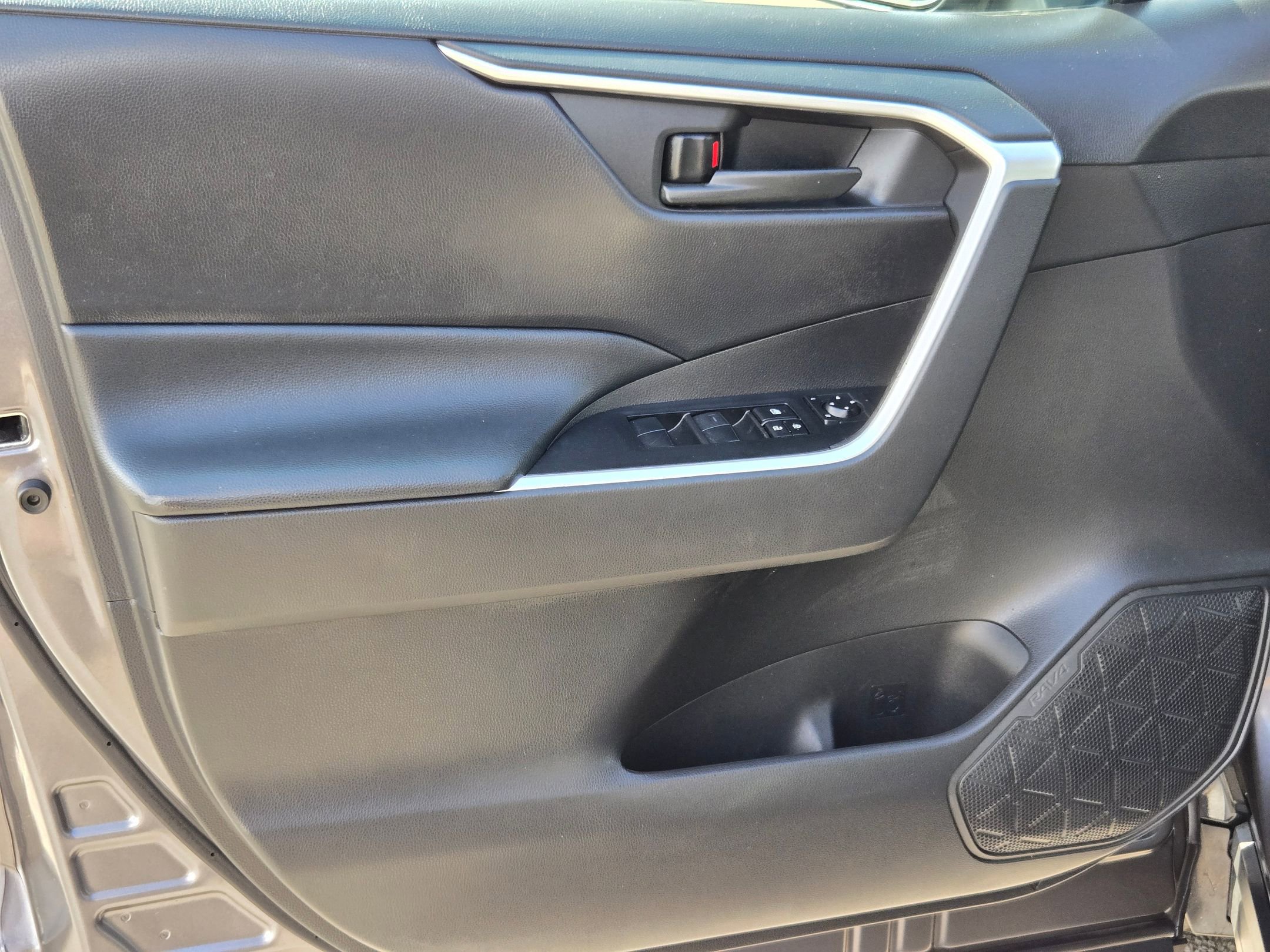 Used 2021 Toyota RAV4 LE image 20