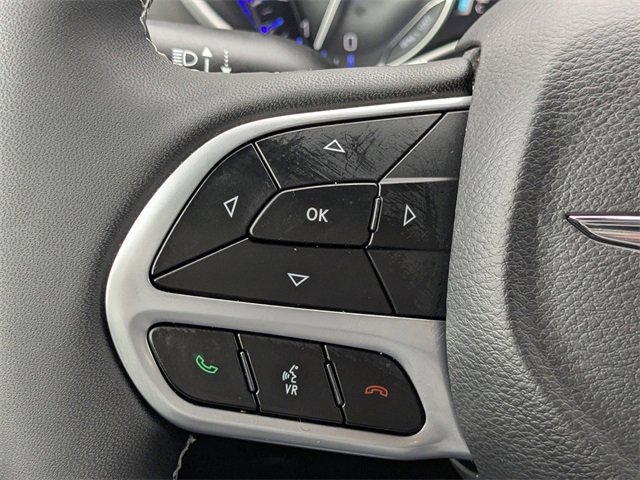 Used 2025 Chrysler Pacifica Select image 23