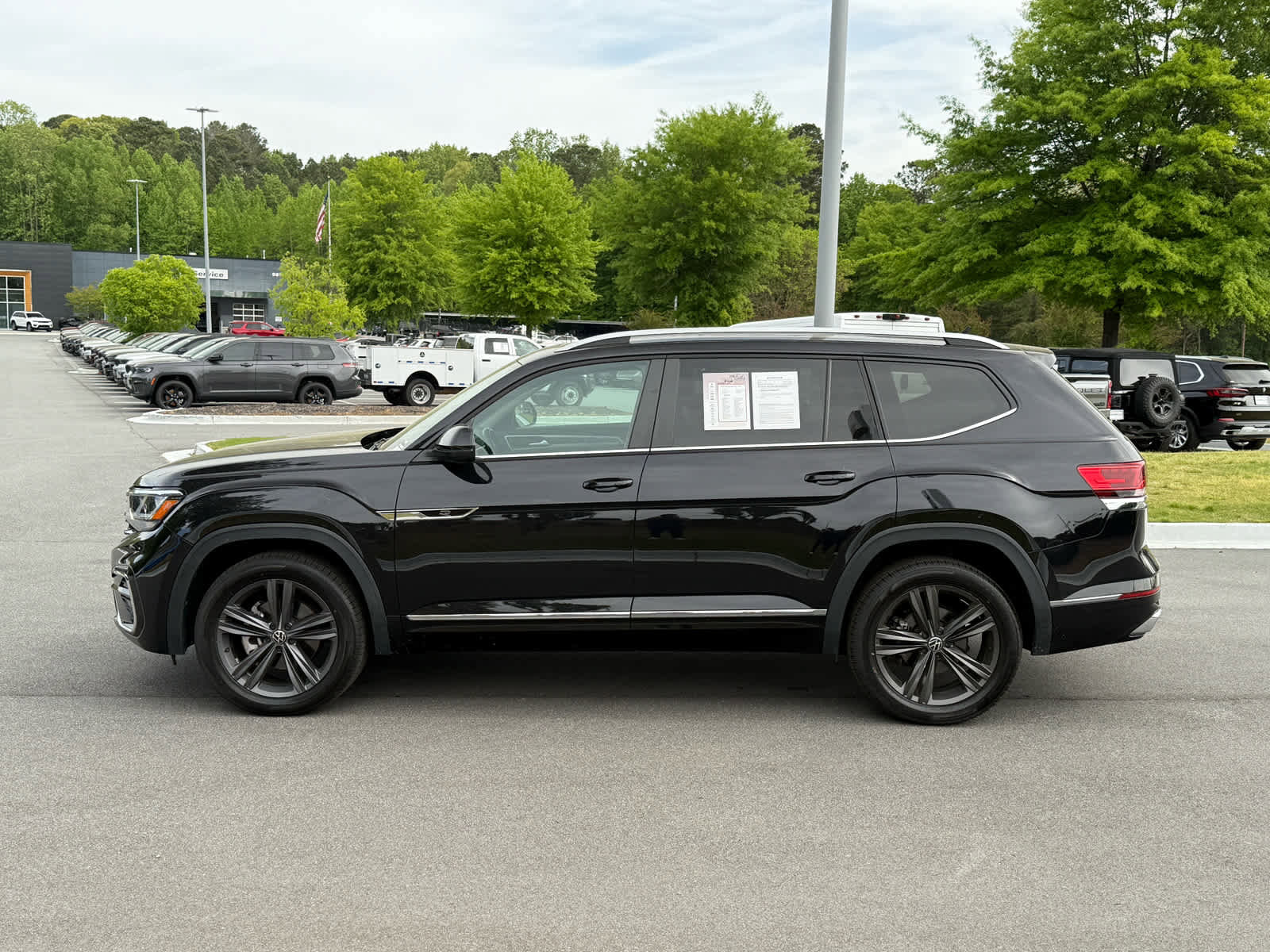 Used 2022 Volkswagen Atlas SEL R-Line AWD/4WD image 2