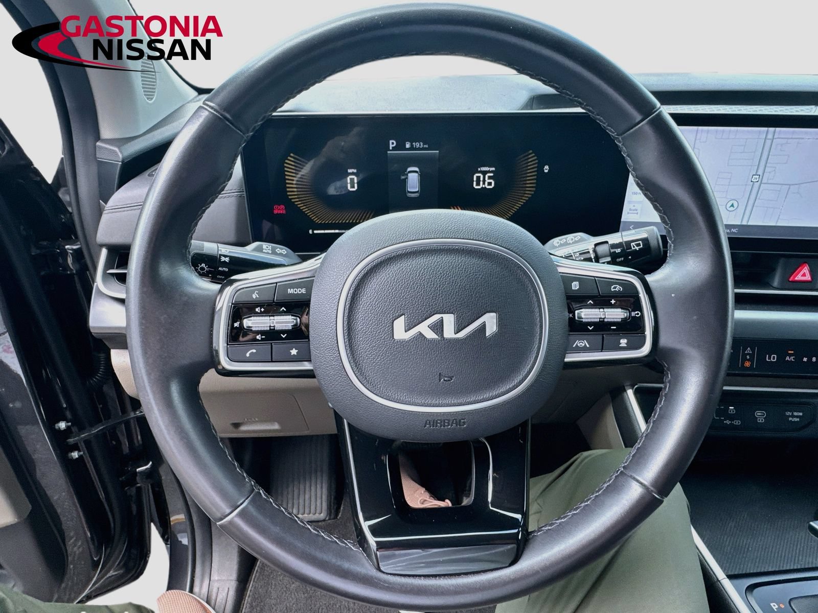 Used 2025 Kia Carnival FWD image 14