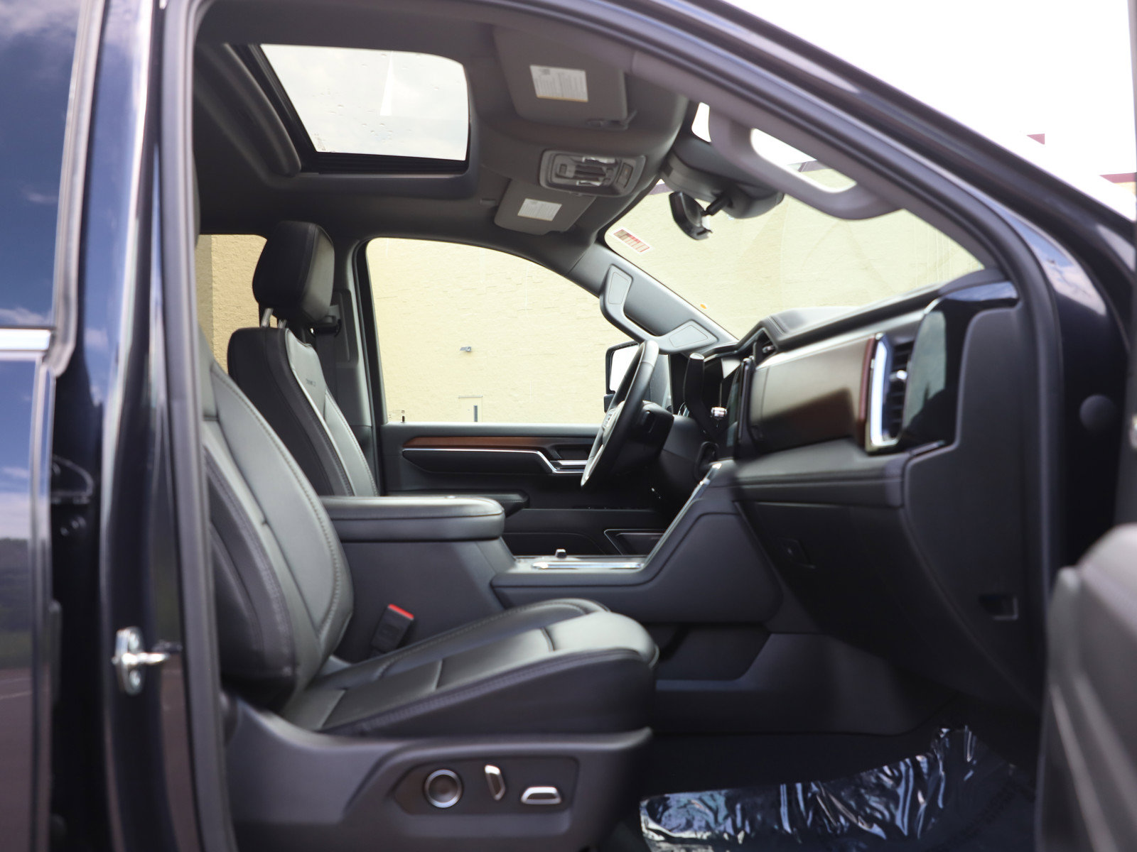 Used 2024 GMC Sierra 2500 Denali w/ Denali Reserve Package AWD/4WD image 11
