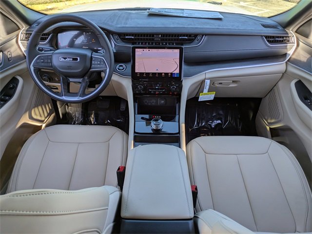 New 2025 Jeep Grand Cherokee Limited w/ Black Appearance Package image 16