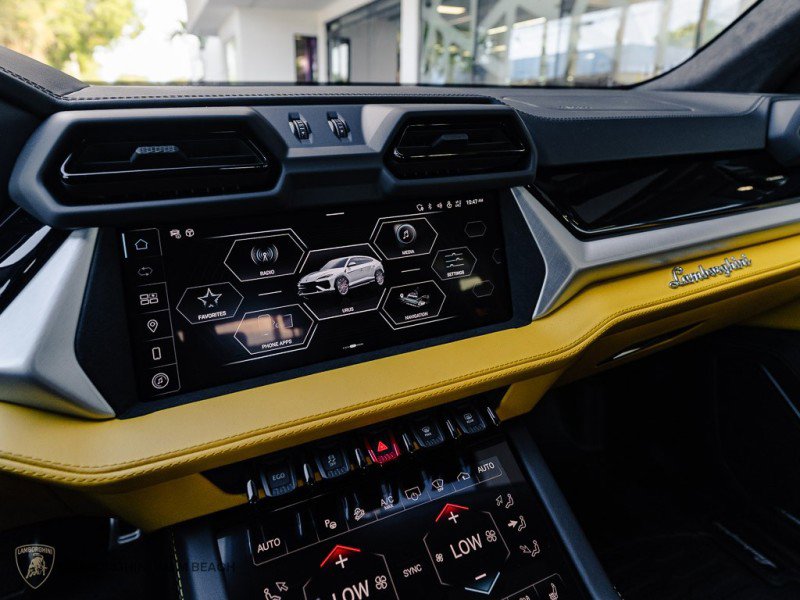Used 2025 Lamborghini Urus SE AWD/4WD image 10