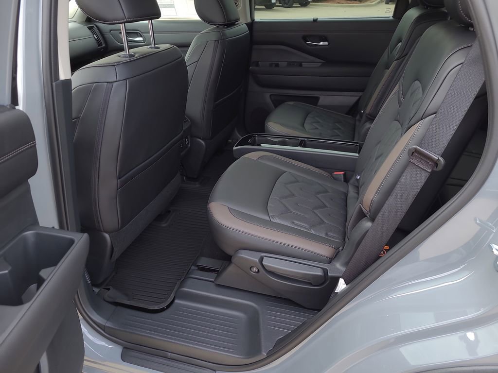 New 2026 Nissan Pathfinder Platinum FWD image 9