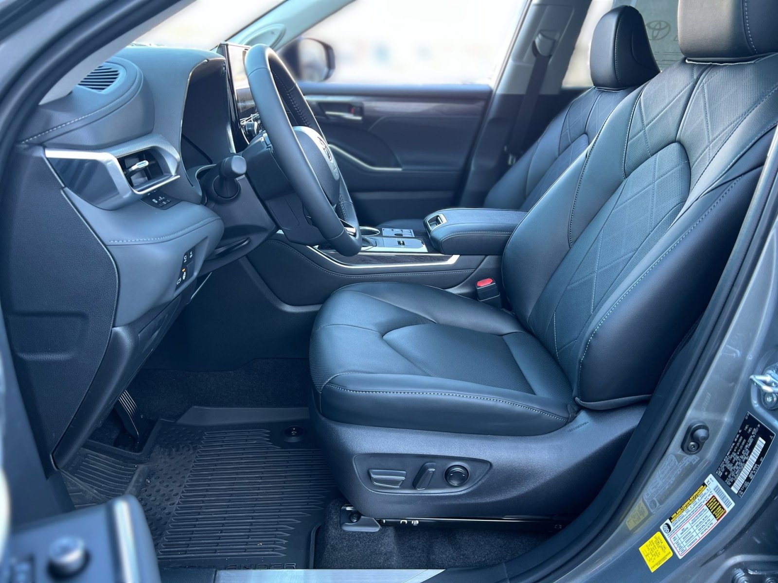 New 2026 Toyota Highlander Platinum image 7