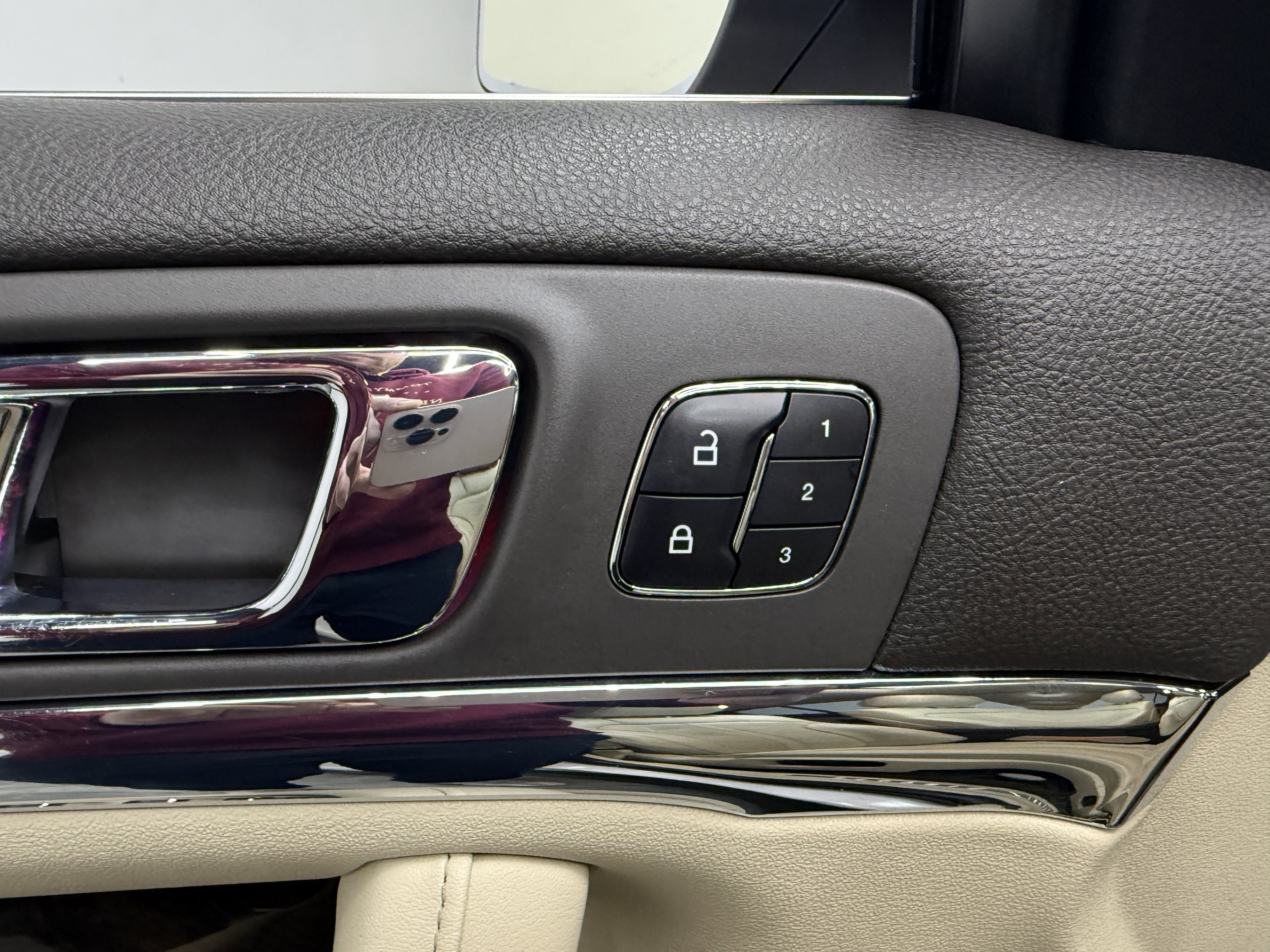 Used 2015 Lincoln MKS AWD w/ Technology Package image 11