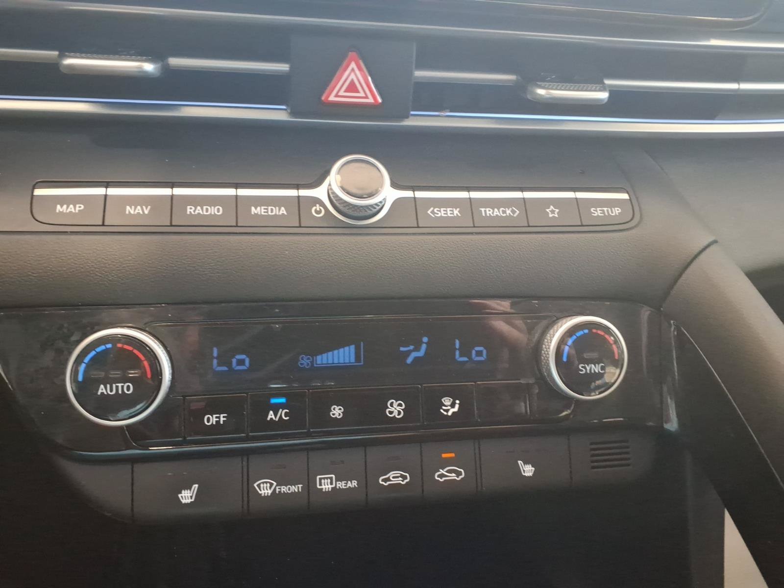 Certified 2025 Hyundai Elantra SEL FWD image 24