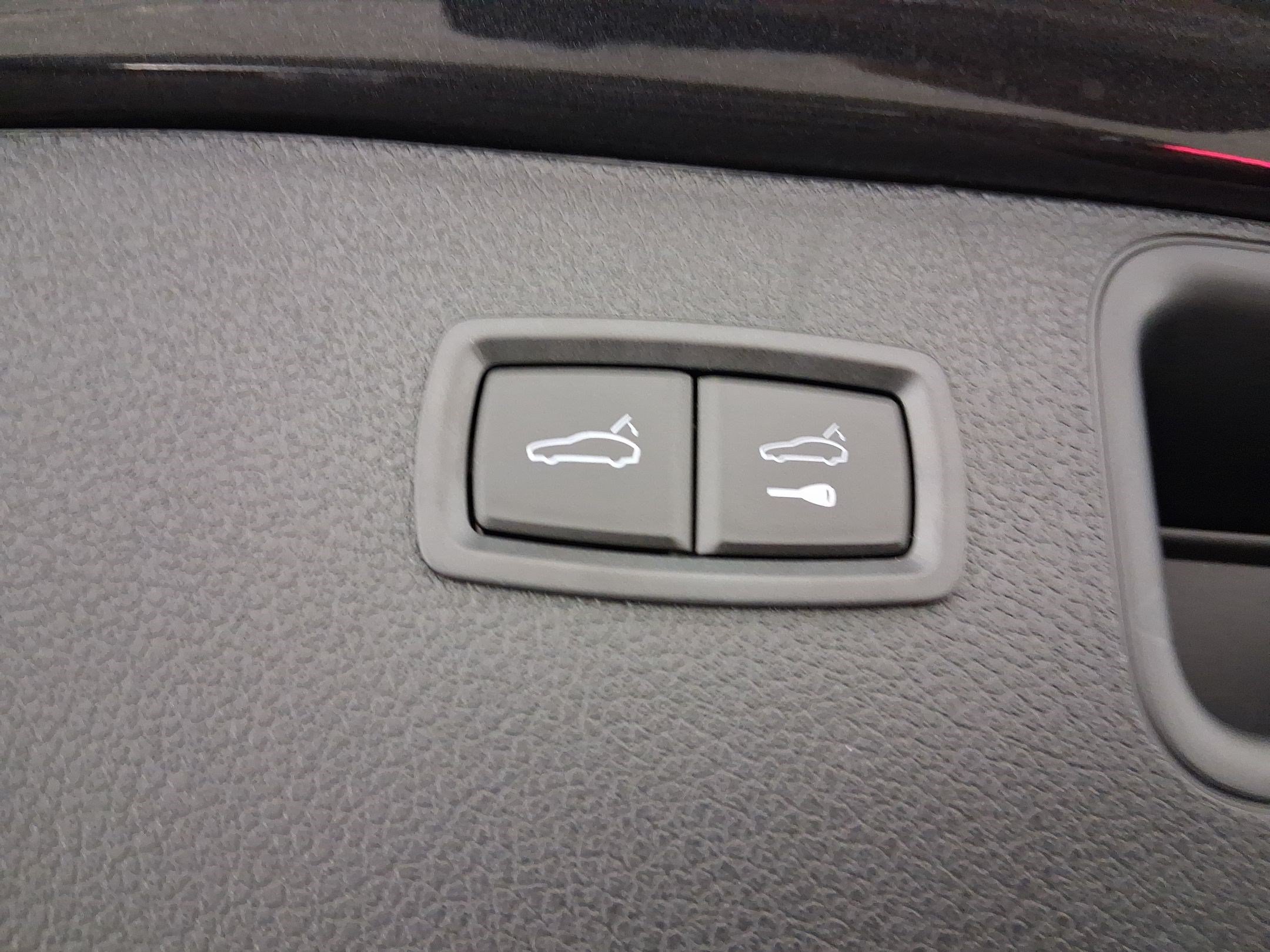 Used 2026 Porsche Macan AWD/4WD image 34