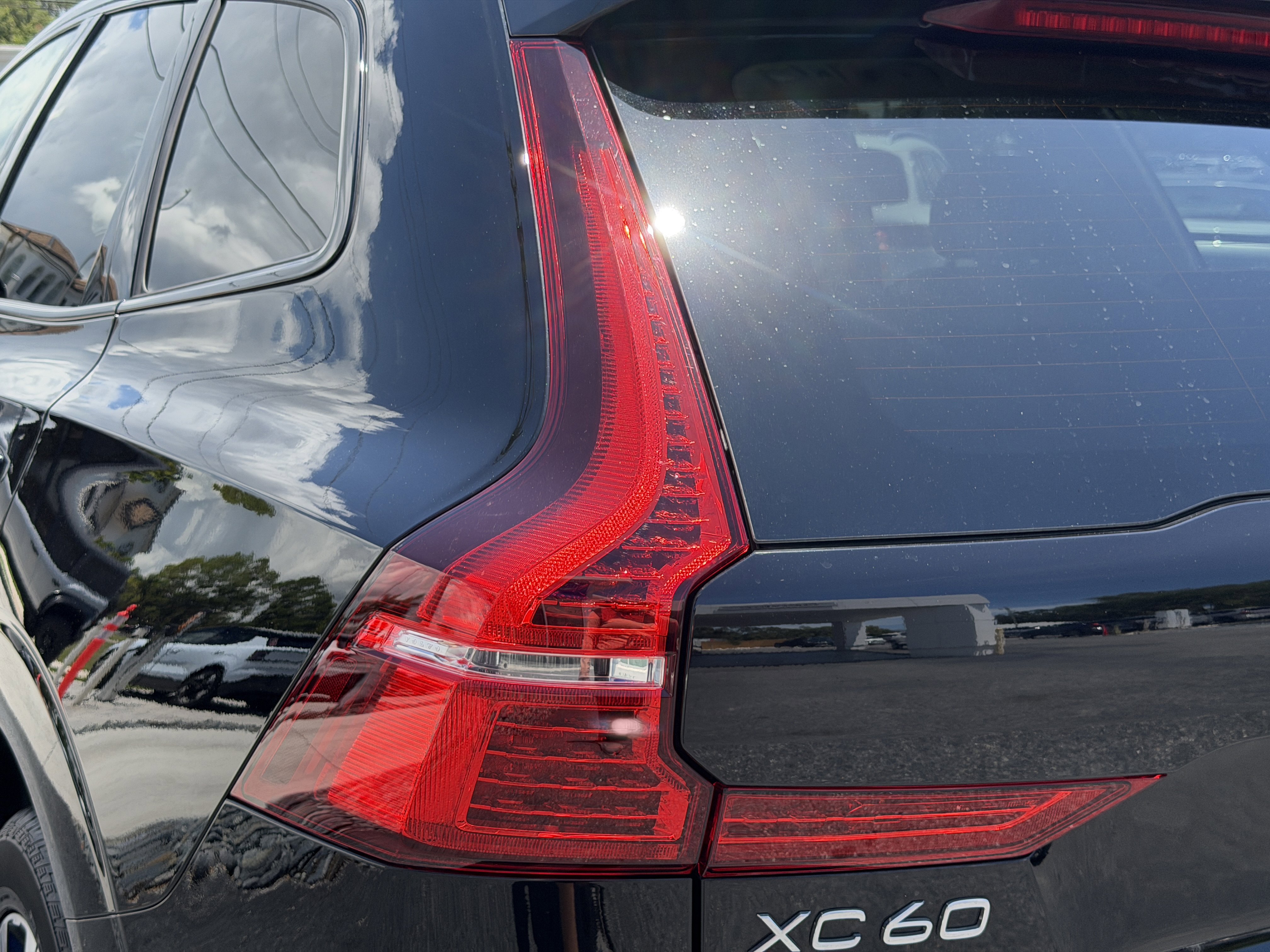 Certified 2024 Volvo XC60 B5 Core AWD/4WD image 9