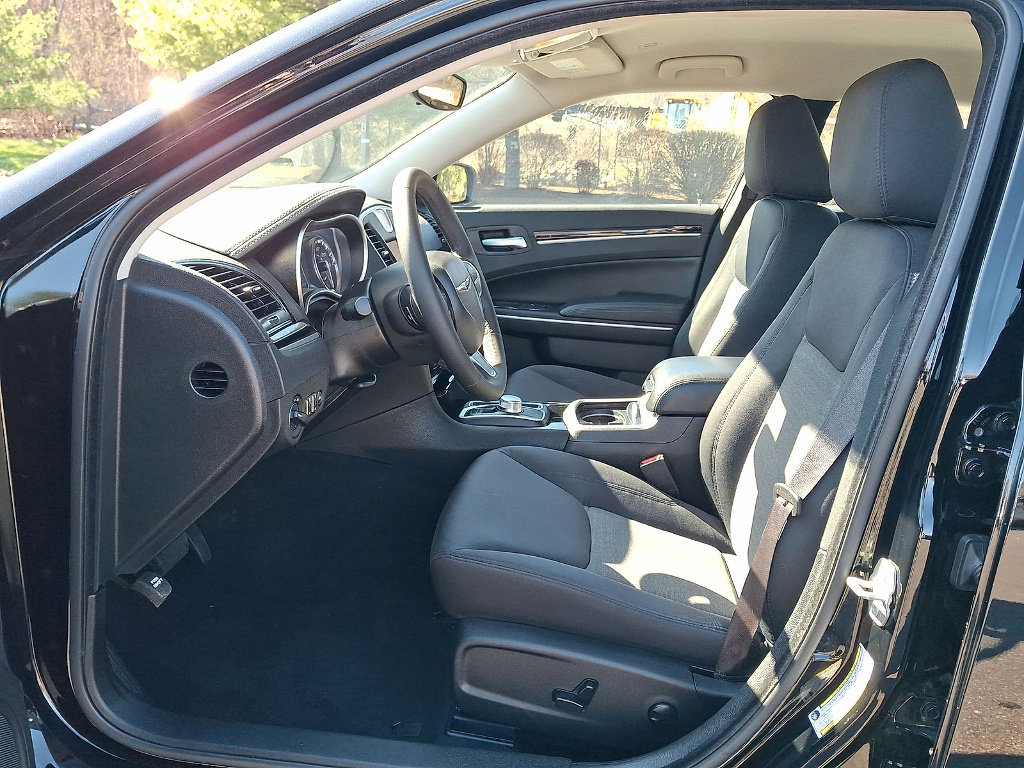 Used 2023 Chrysler 300 Touring image 16
