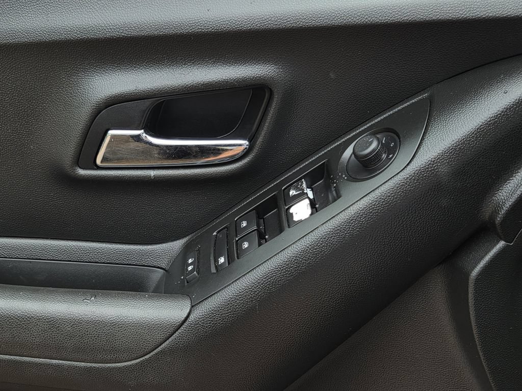 Used 2020 Chevrolet Trax LS w/ Tint and Cruise Package FWD image 17