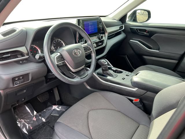 Certified 2025 Toyota Highlander LE FWD image 12