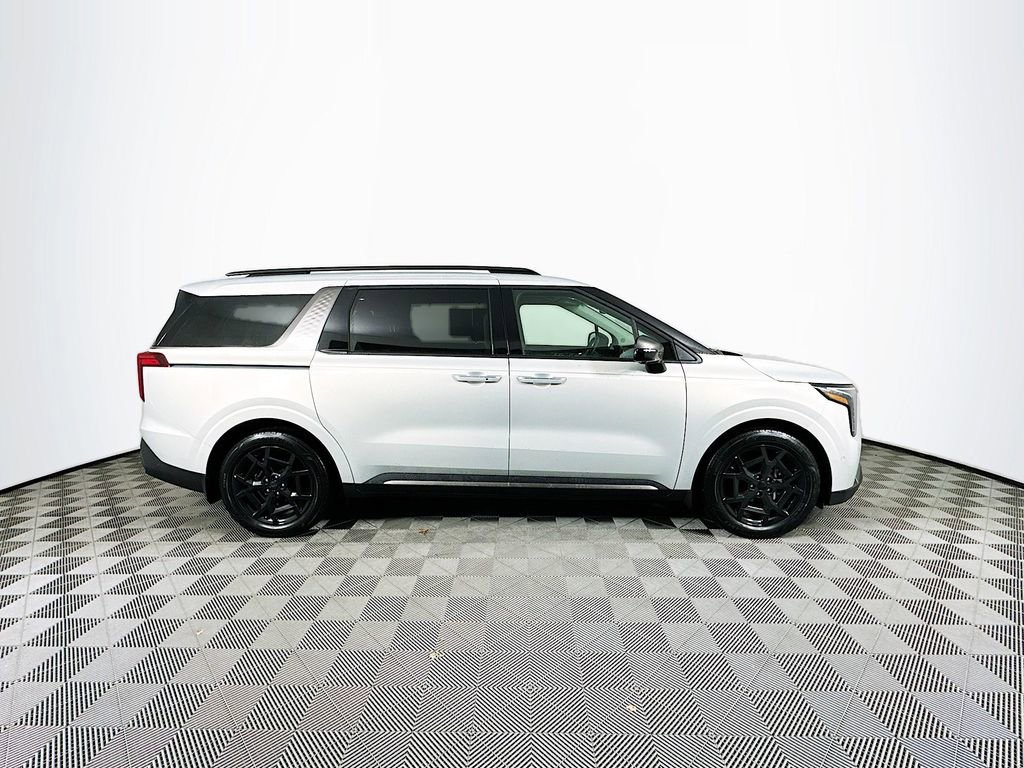 Used 2026 Kia Carnival SX w/ SX Dark Edition Package image 10