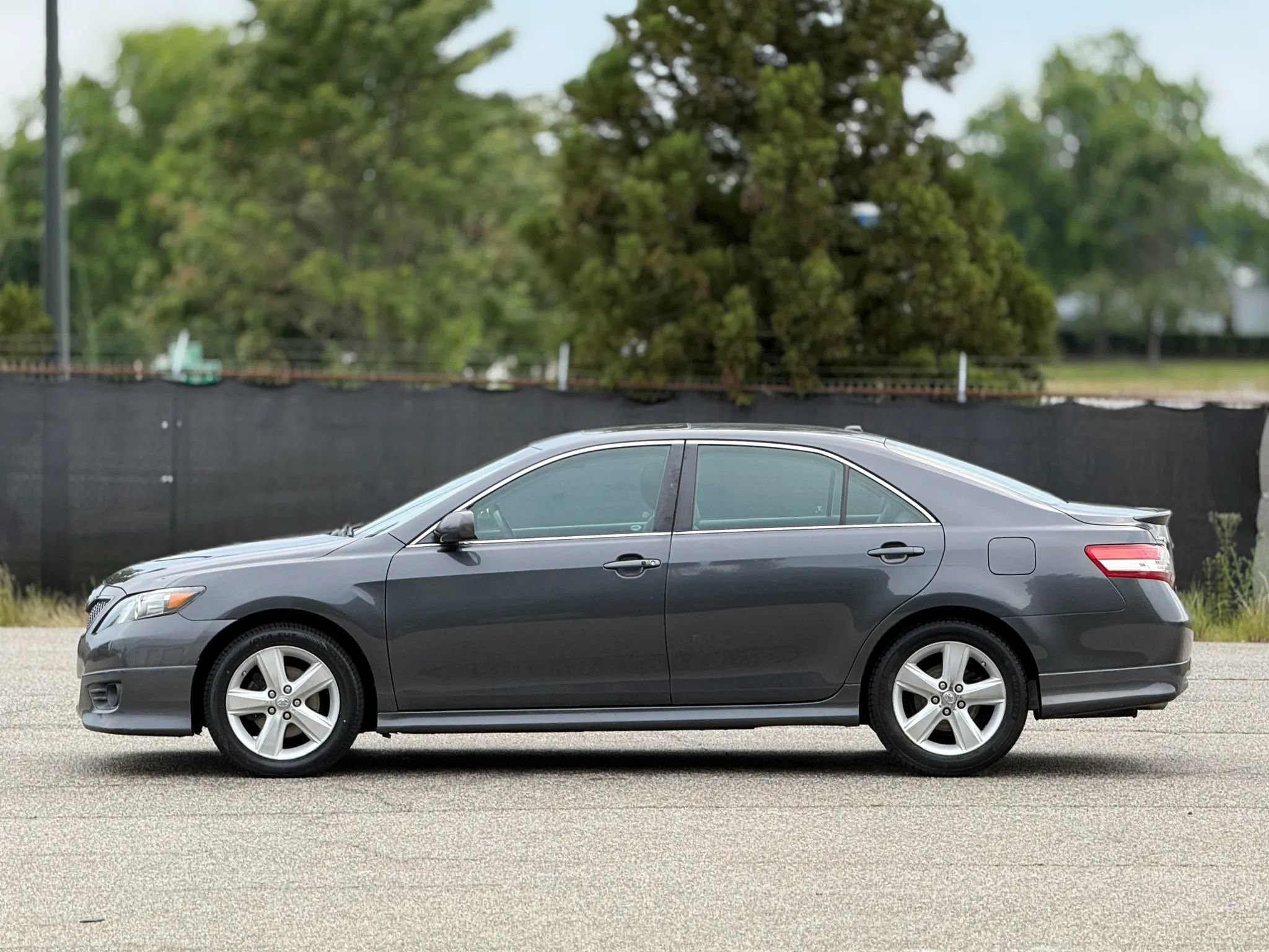 Used 2010 Toyota Camry SE FWD image 8