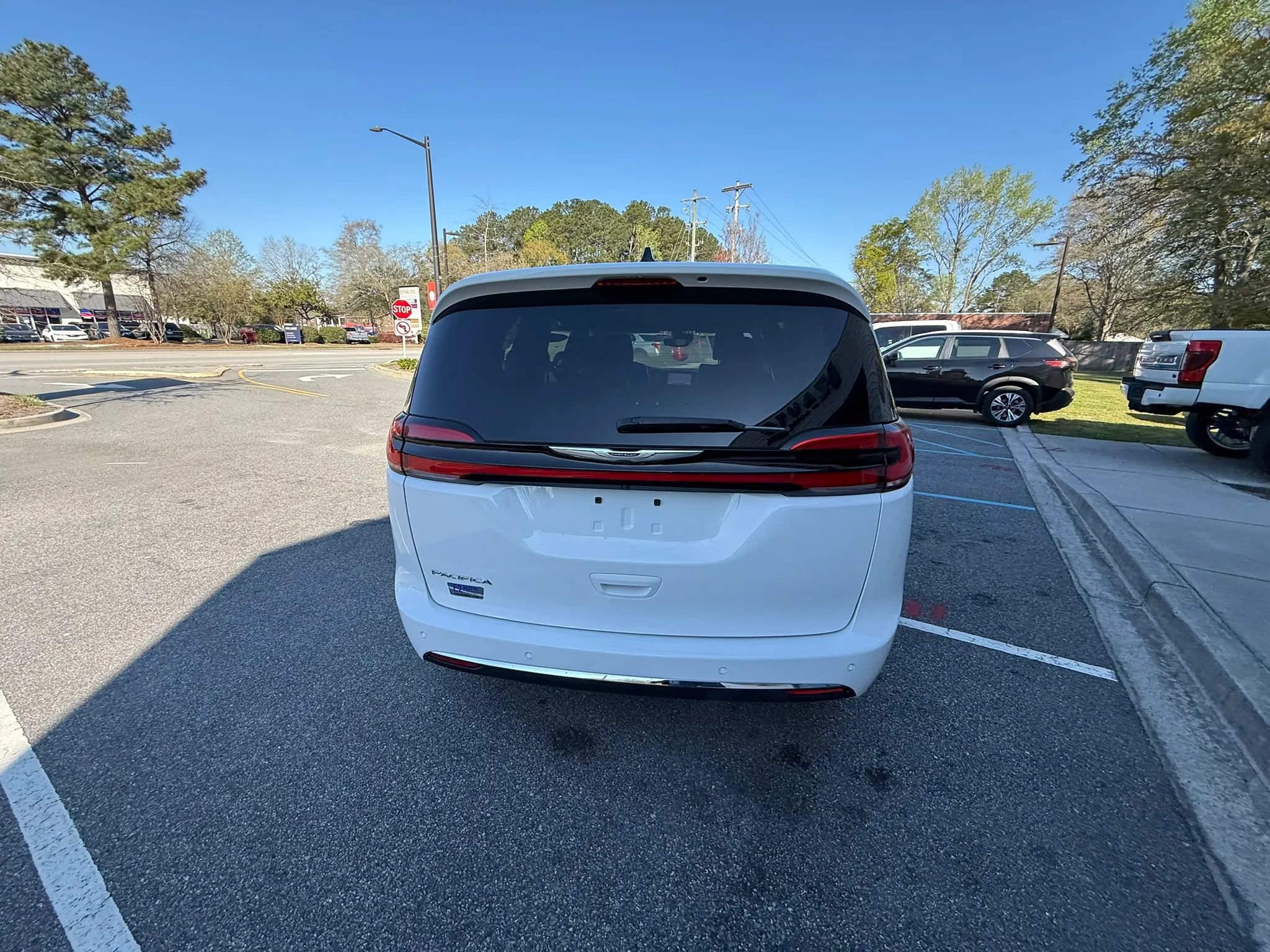 Used 2024 Chrysler Pacifica Touring-L FWD image 7