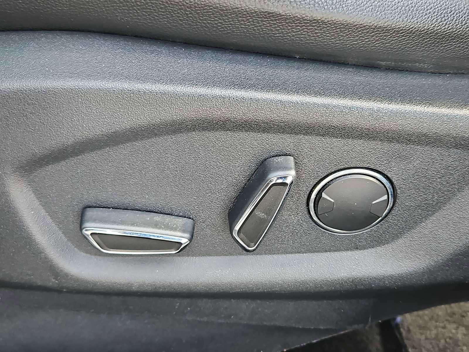 Used 2017 Ford Explorer XLT w/ Equipment Group 202A image 17