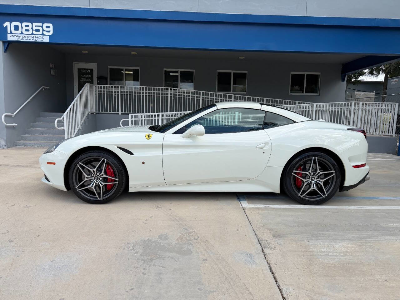 Used 2015 Ferrari California T RWD image 3