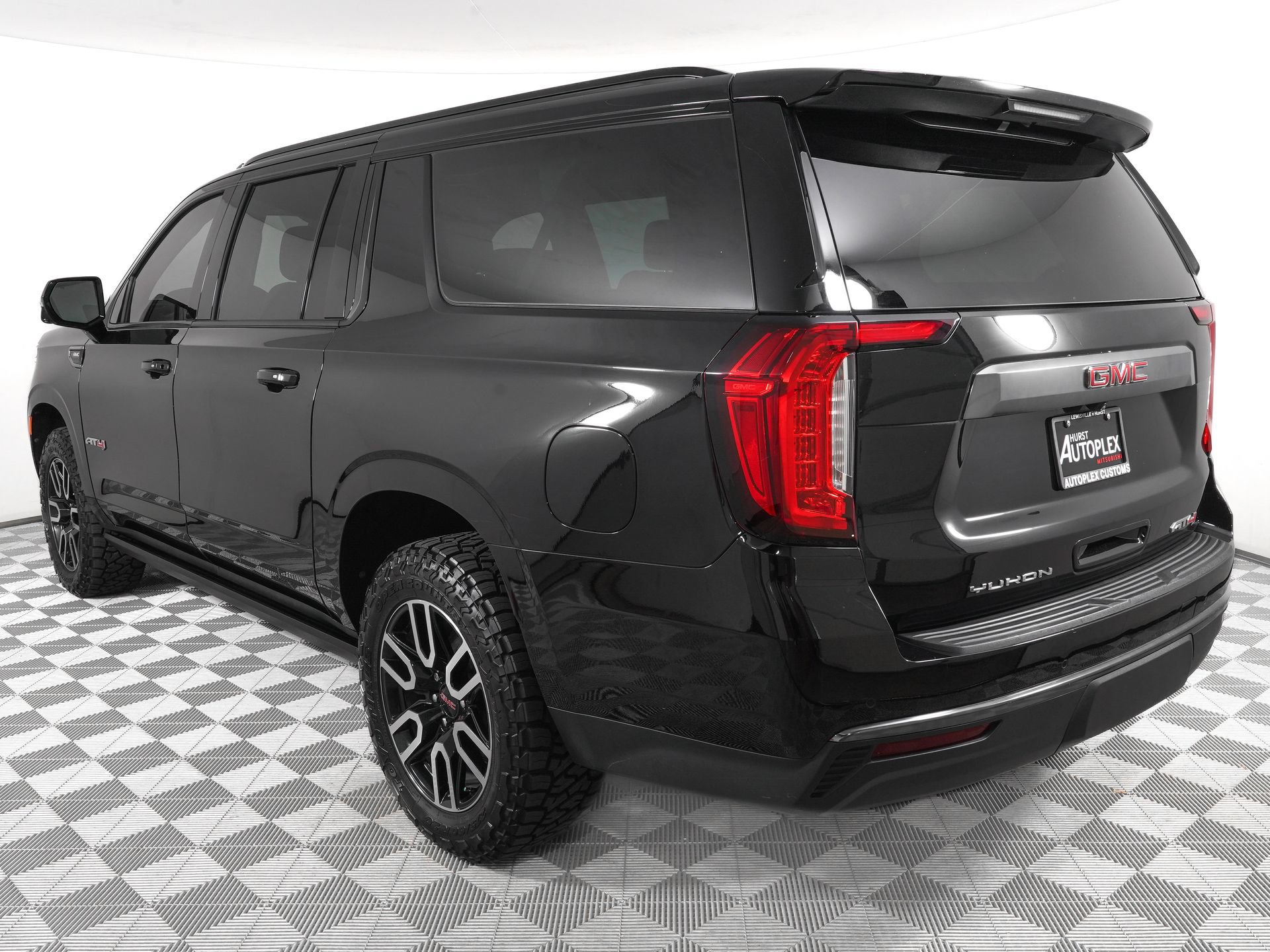 Used 2021 GMC Yukon XL AT4 w/ AT4 Premium Plus Package AWD/4WD image 6