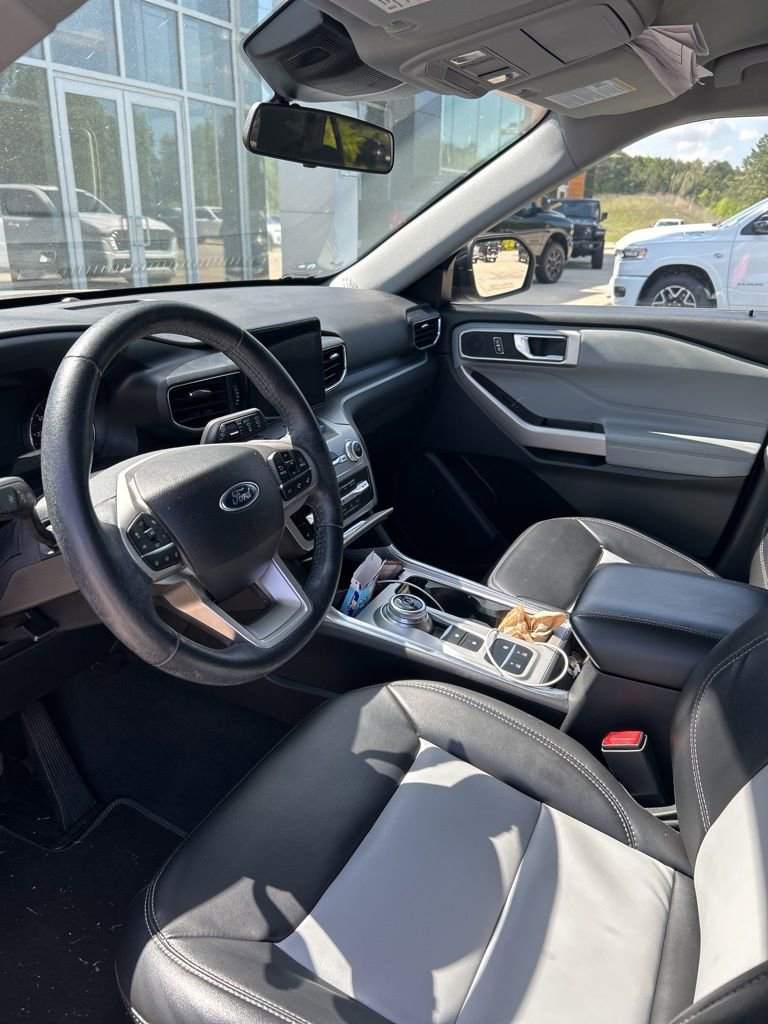 Used 2023 Ford Explorer XLT w/ Equipment Group 202A image 4