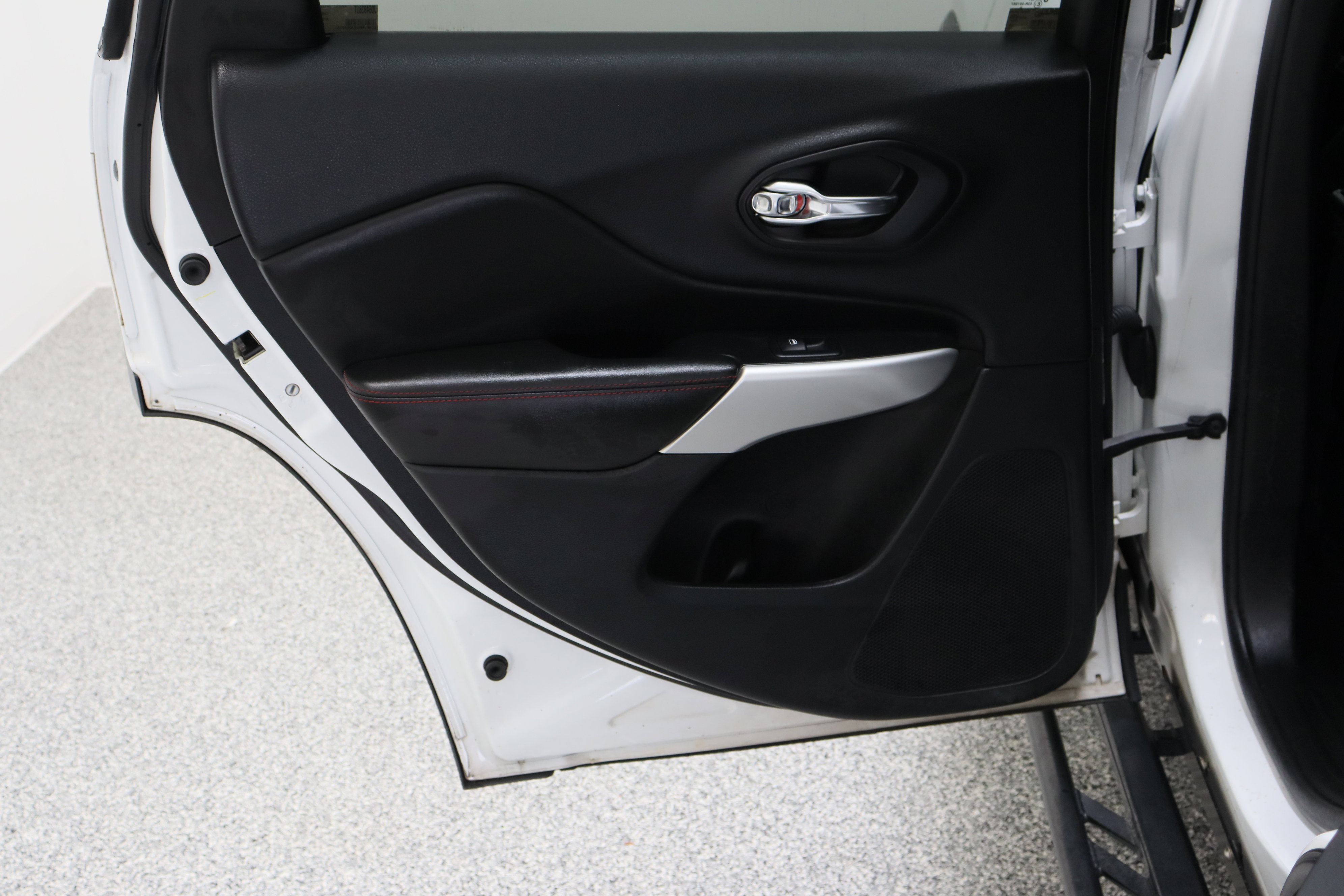 Used 2018 Jeep Cherokee Trailhawk w/ Quick Order Package 27L image 29