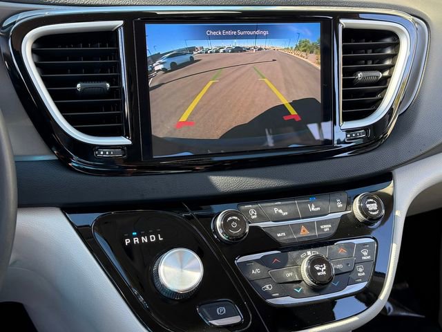Used 2023 Chrysler Pacifica Touring-L image 18