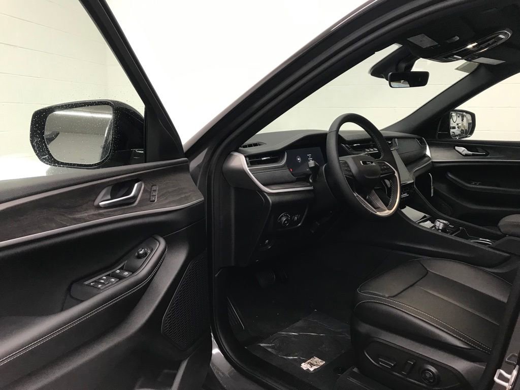 New 2025 Jeep Grand Cherokee Limited image 11