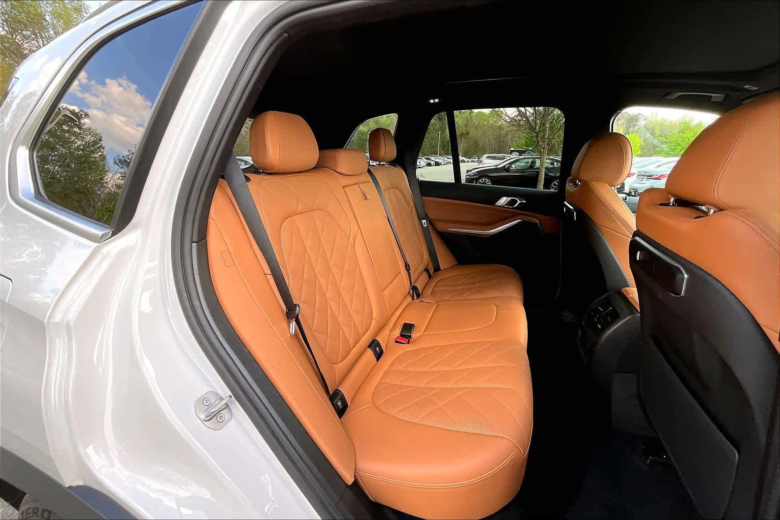 Used 2024 BMW X5 xDrive40i w/ Parking Assistance Package AWD/4WD image 19