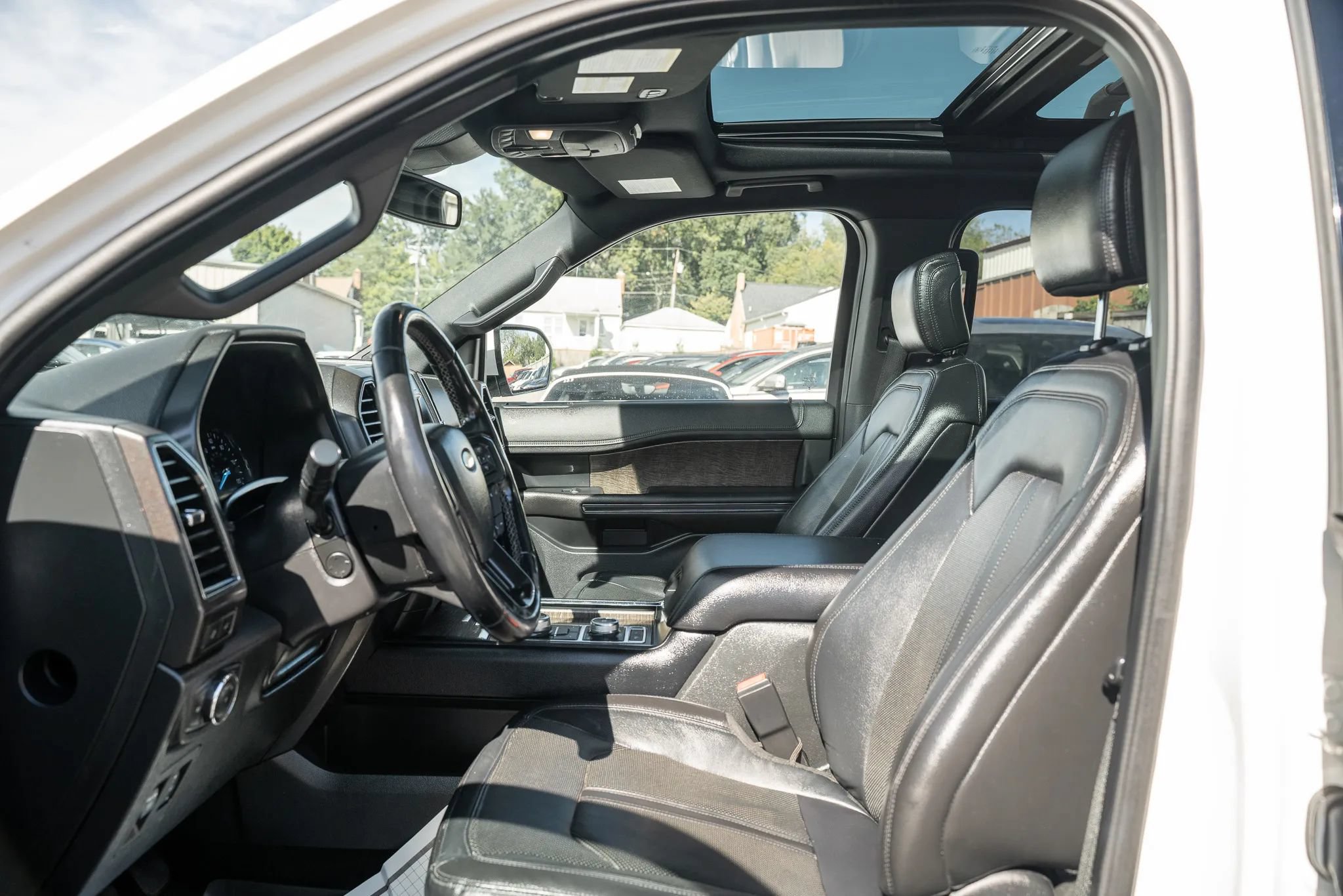 Used 2018 Ford Expedition Limited w/ Equipment Group 302A AWD/4WD image 7
