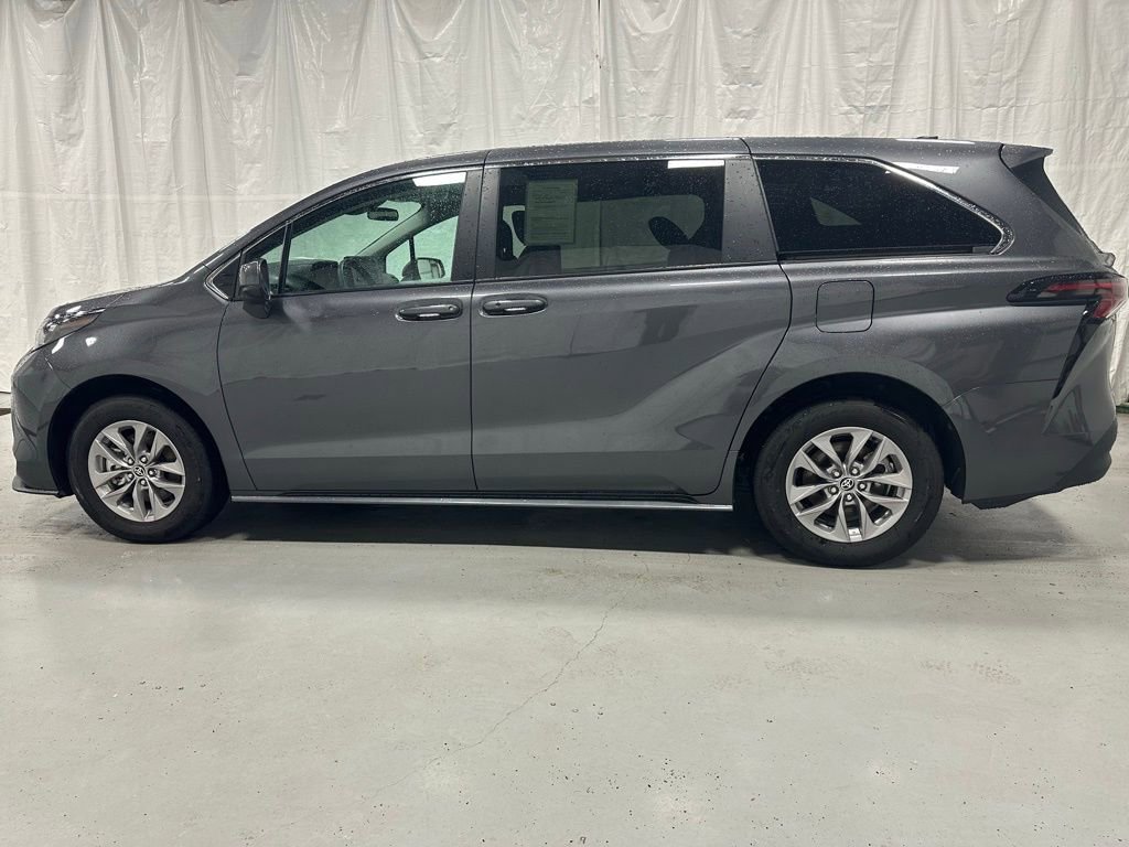 Used 2025 Toyota Sienna LE image 4