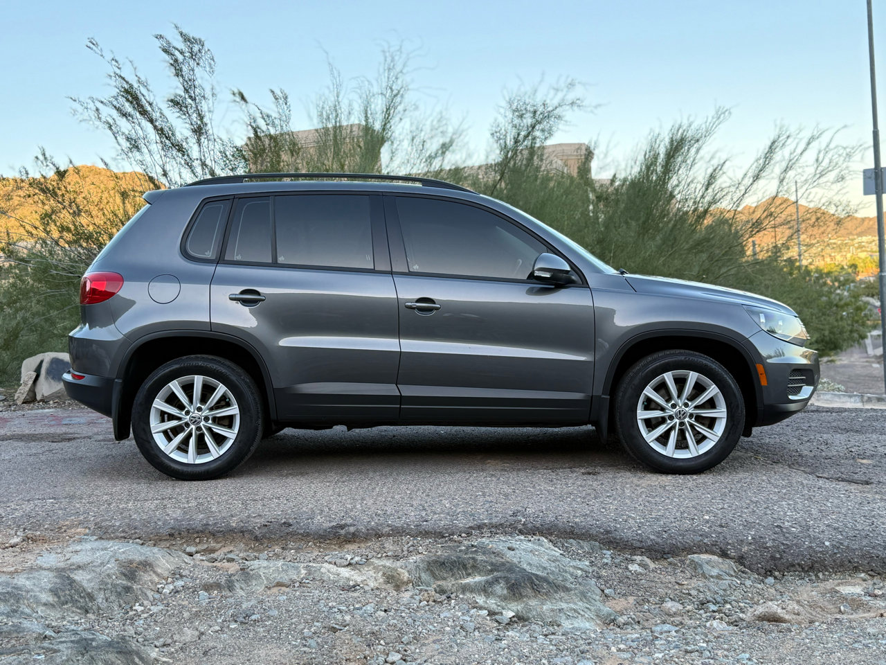 Used 2017 Volkswagen Tiguan Limited w/ Premium Package image 8