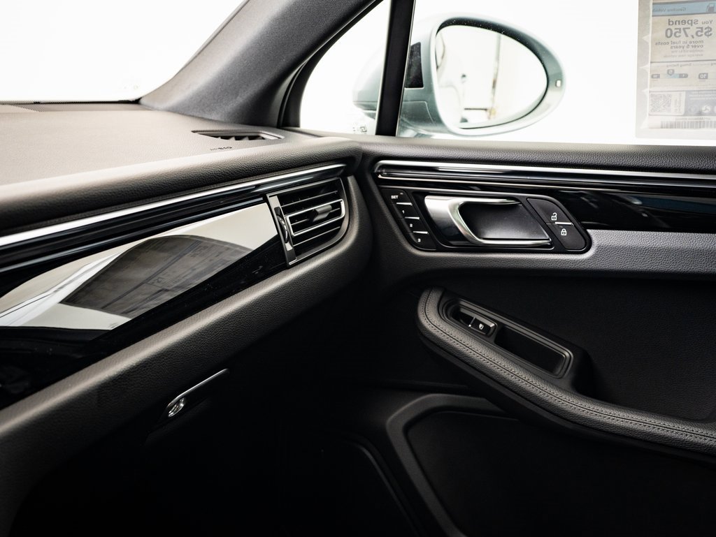 Used 2025 Porsche Macan image 32