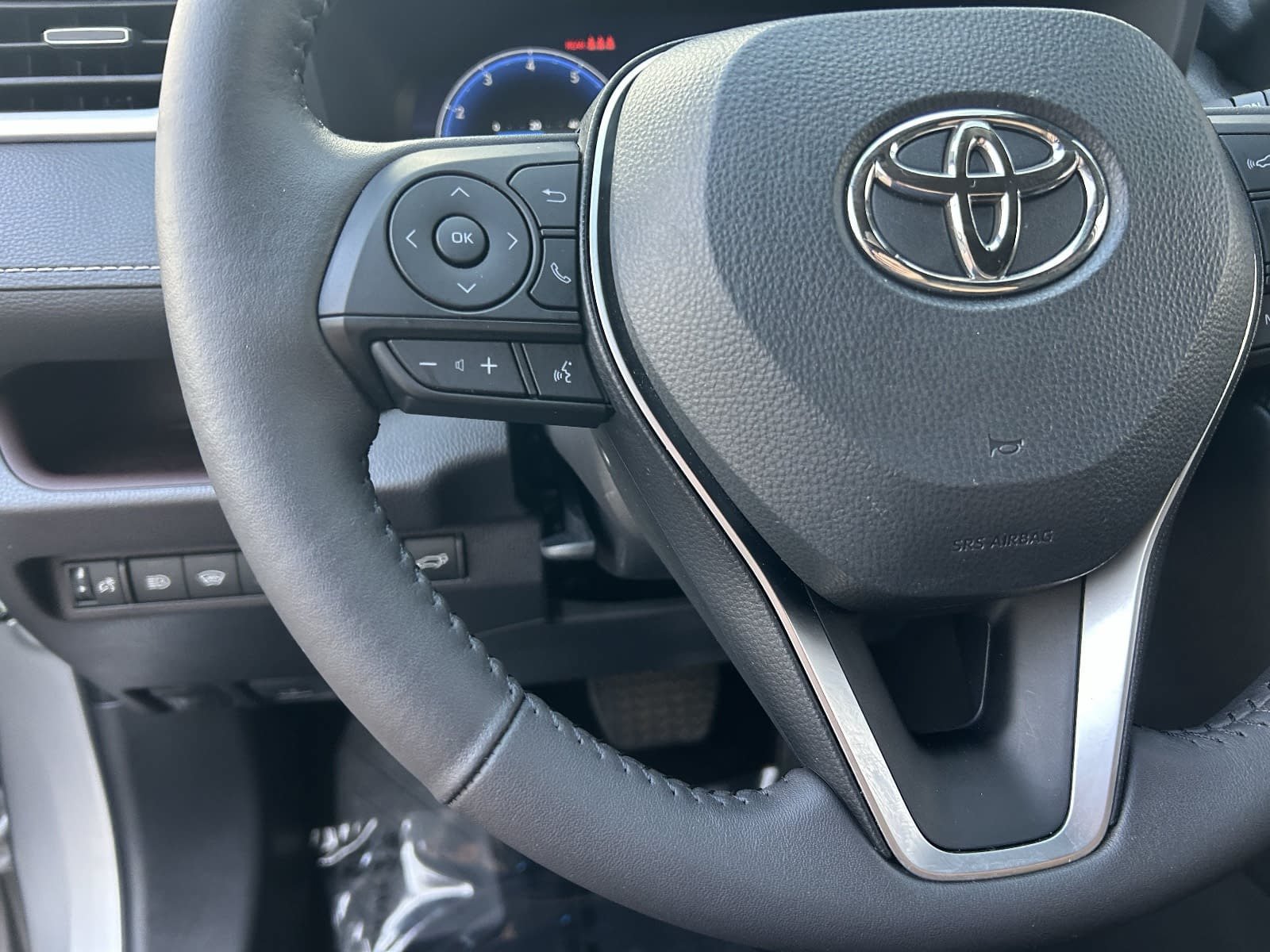 Used 2025 Toyota RAV4 Limited w/ Advanced Technology Package FWD image 28