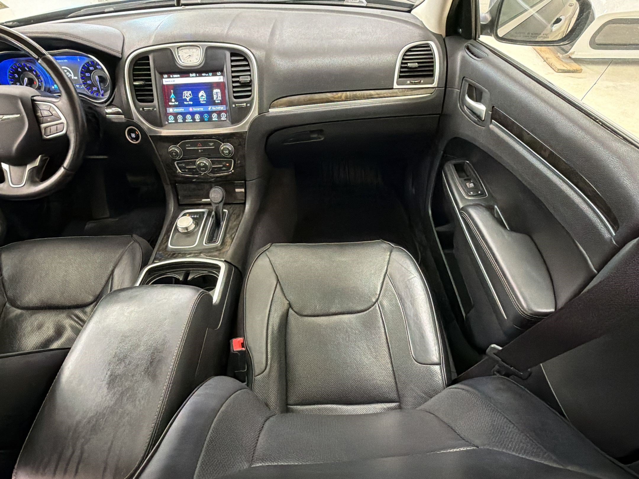 Used 2017 Chrysler 300 C RWD image 32