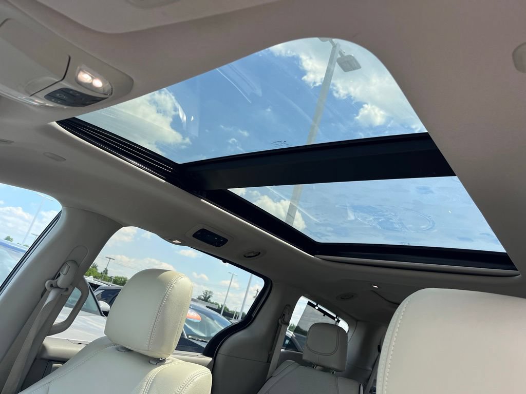 Used 2019 Chrysler Pacifica Limited w/ Tire & Wheel Group FWD image 18