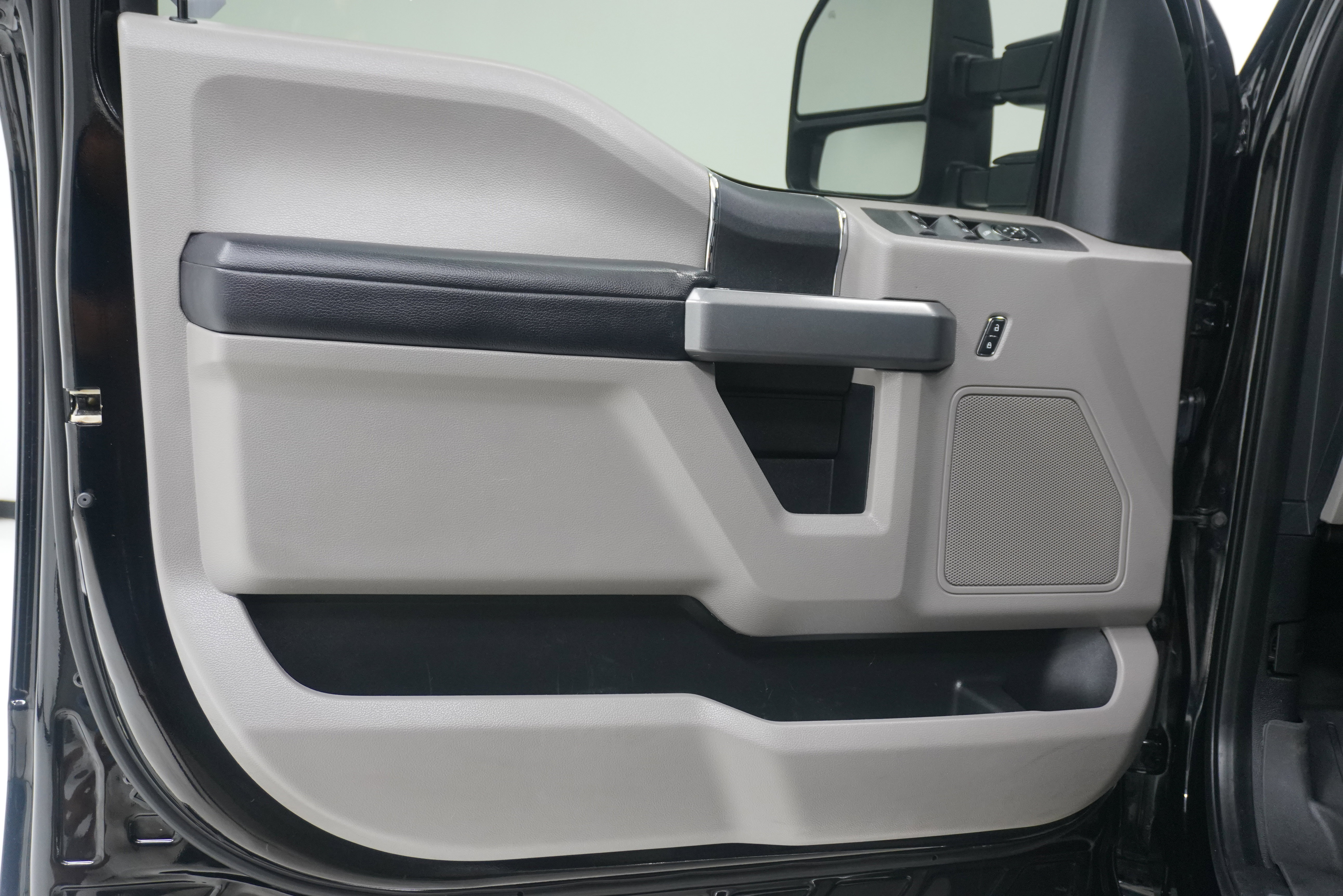 Used 2017 Ford F250 XLT w/ XLT Value Package AWD/4WD image 16