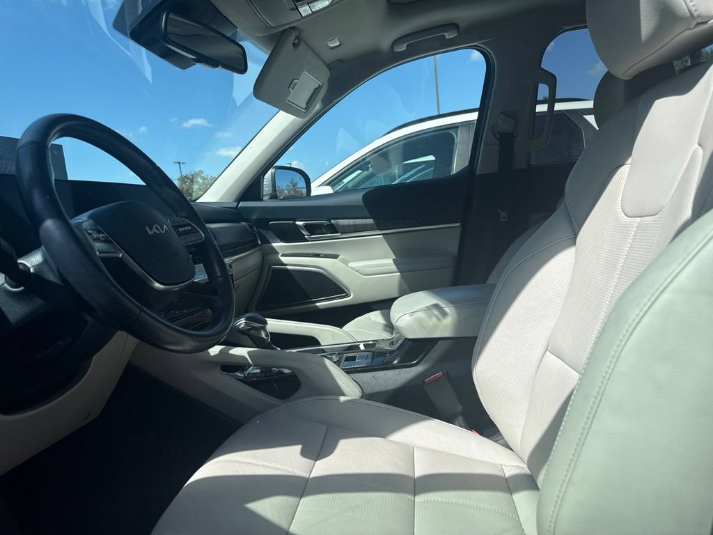 Used 2024 Kia Telluride EX w/ EX Captain's Chair Package FWD image 2