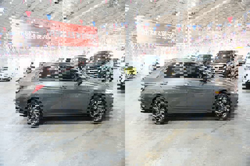 Used 2025 Hyundai Elantra Sport image 13