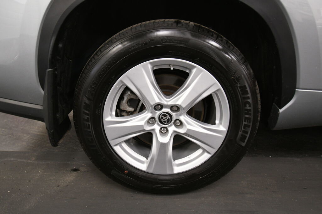Used 2023 Toyota Highlander L FWD image 32