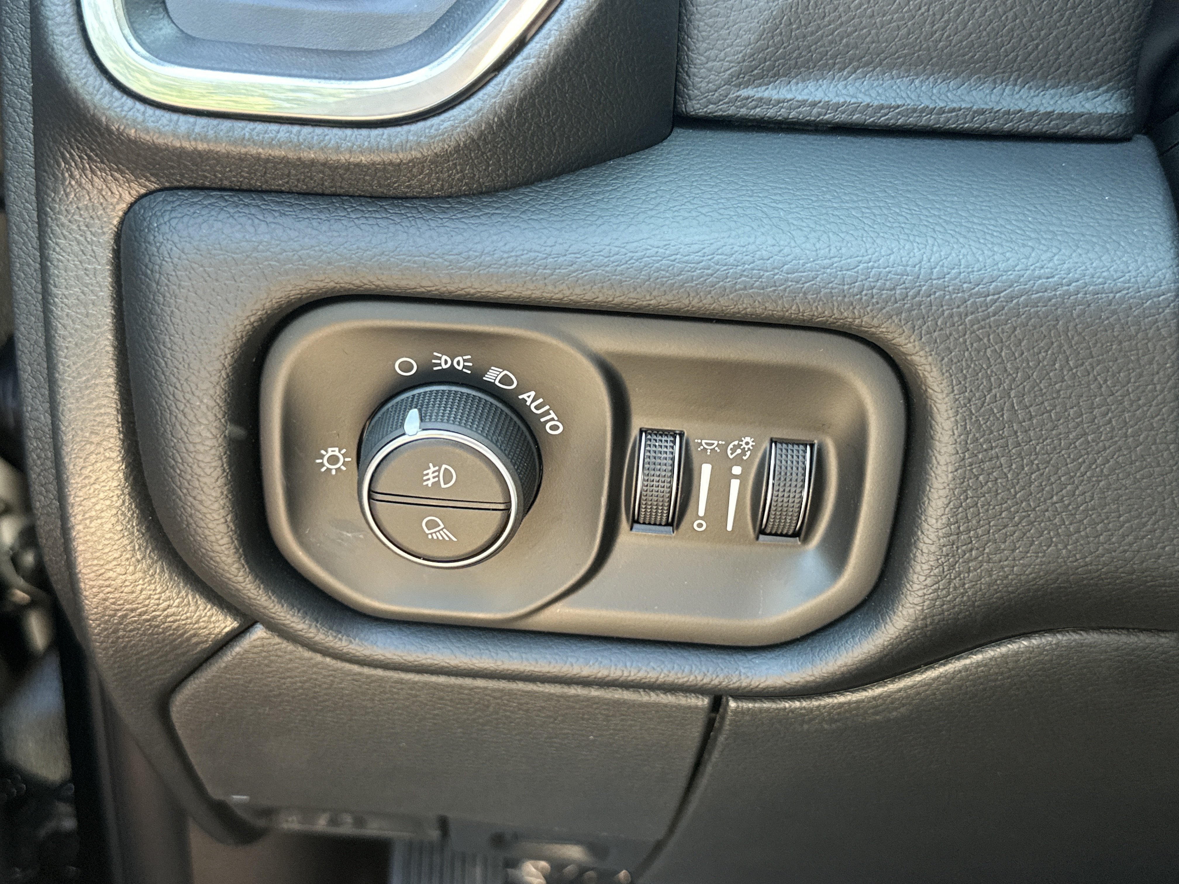 New 2026 RAM 3500 Laramie AWD/4WD image 13
