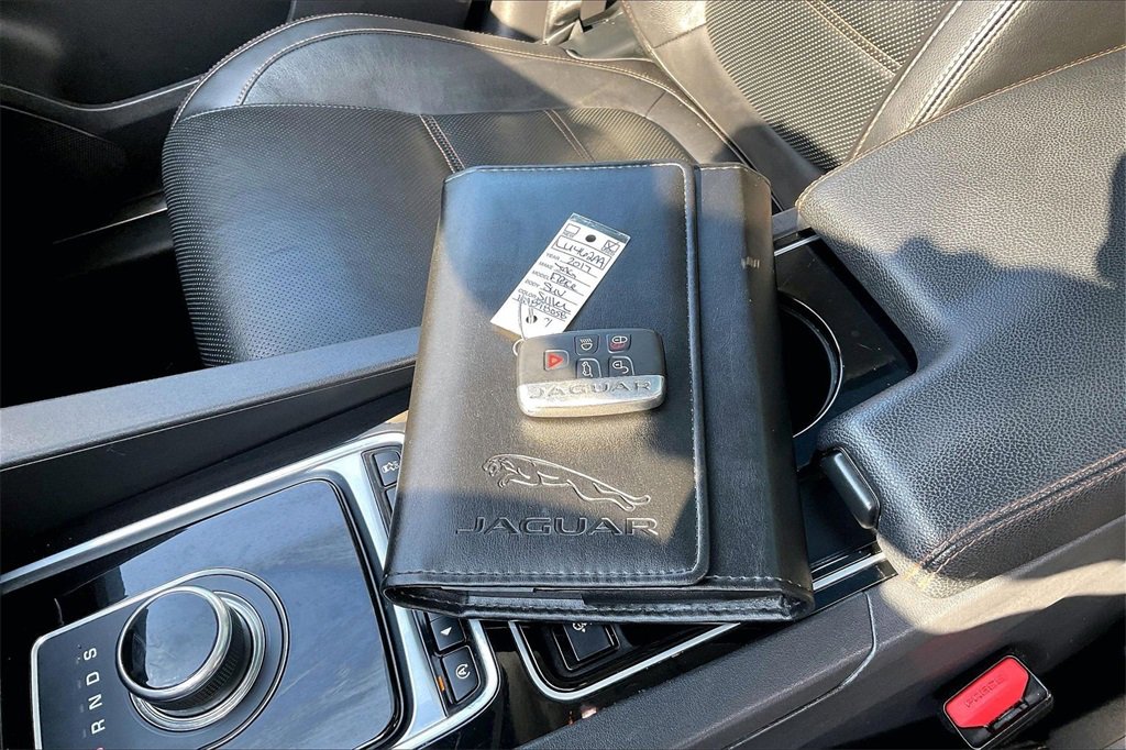 Used 2017 Jaguar F-PACE Prestige image 35