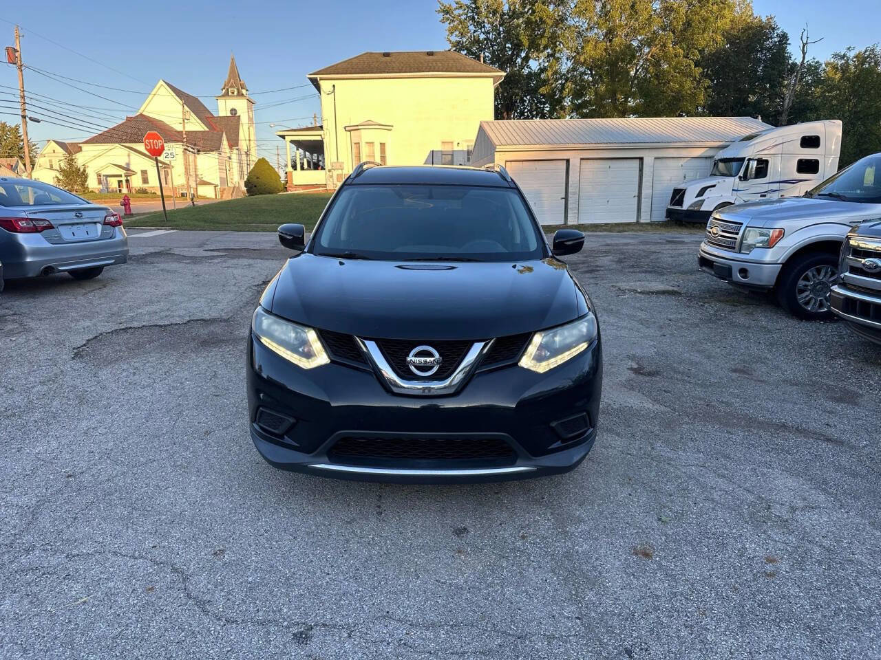 Used 2014 Nissan Rogue SV image 2