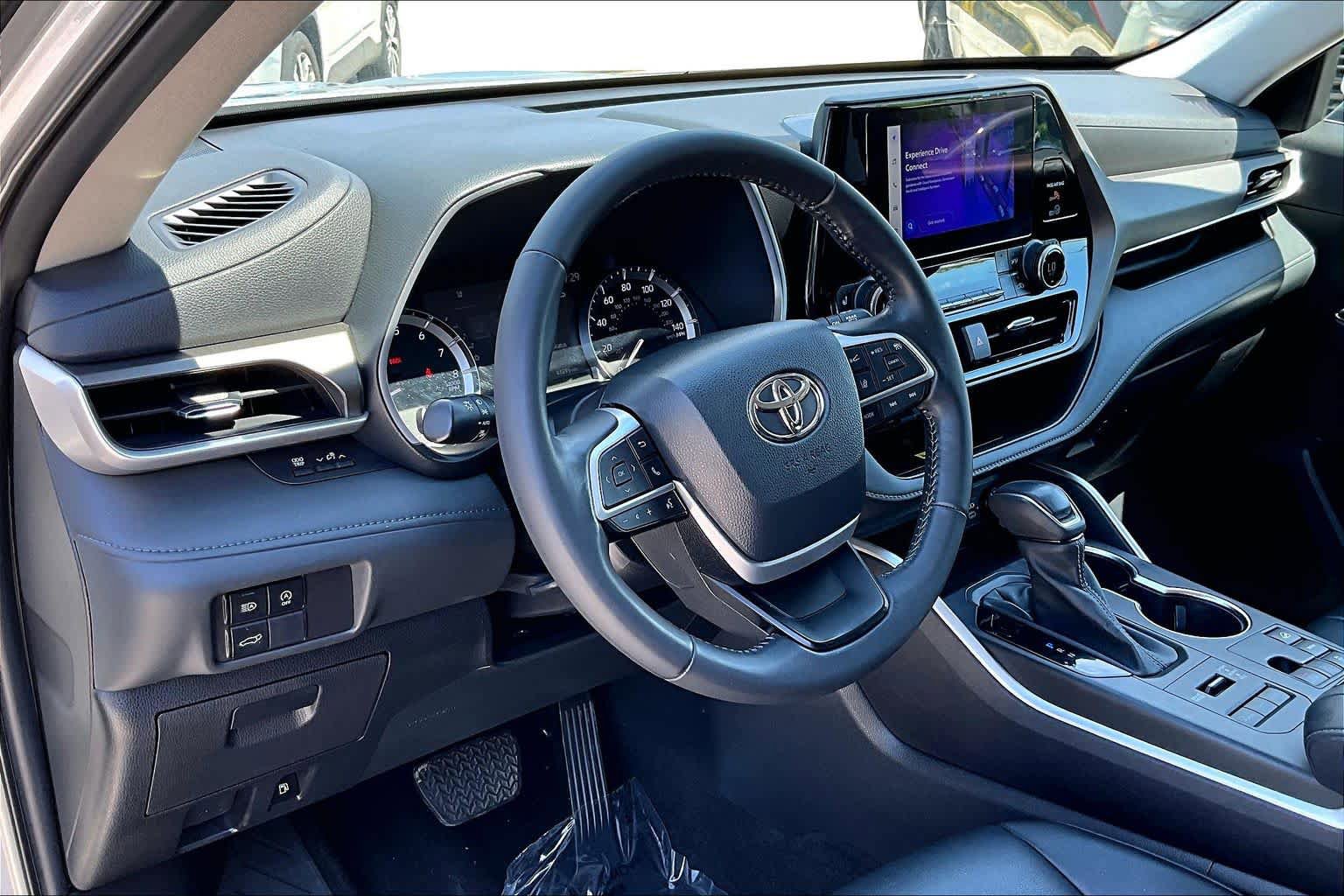 Used 2023 Toyota Highlander XLE AWD/4WD image 18