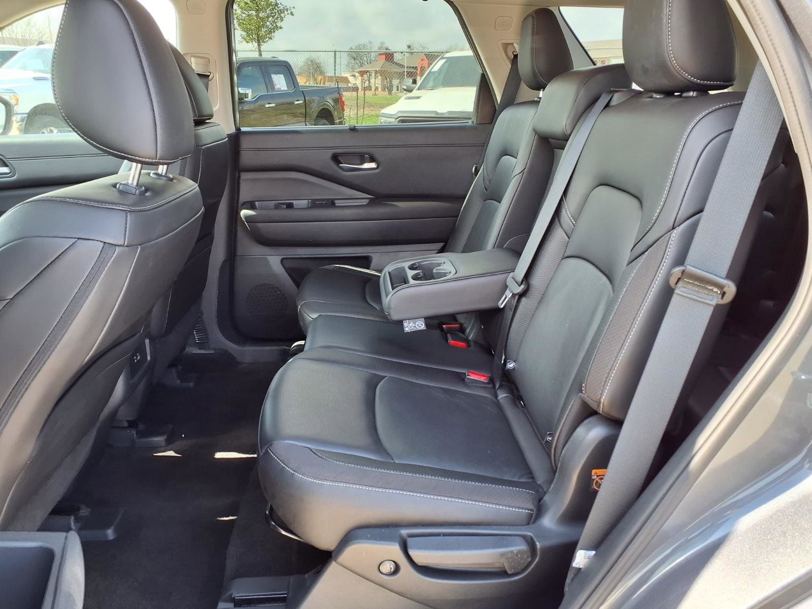 Used 2025 Nissan Pathfinder SL FWD image 18