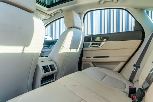 Used 2016 Jaguar XF Premium image 38